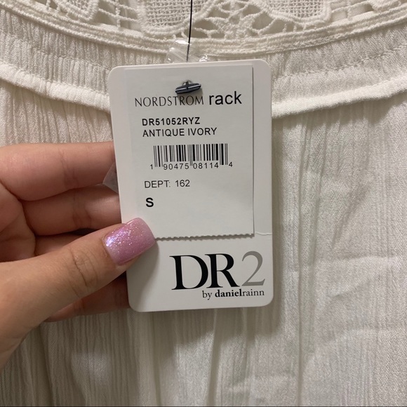 Wide-Shoulder Off-White Dress - Picture 4 of 6